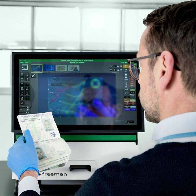 Comparator Video Spectral pentru autentificarea documentelor - nivel prima linie